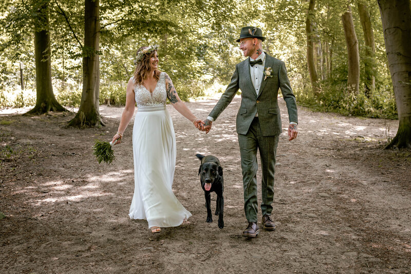 Moeder met 2 kinderen tijdens een ongedwongen fotoshoot in de duinen van Noordwijk, vastgelegd door by tessa fotografie, fotograaf uit Voorhout