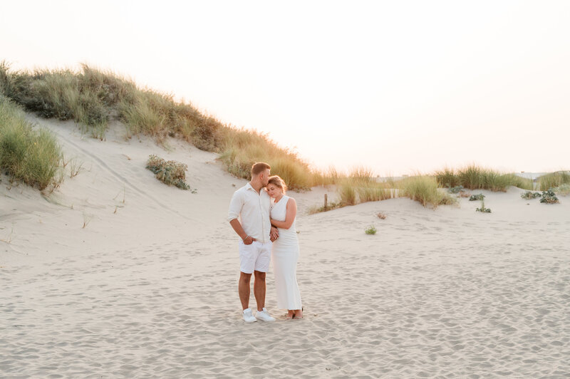 Een stel geniet van een liefdevolle loveshoot, vastgelegd in een intieme en ontspannen sfeer door Monica Stout Fotografie in Sliedrecht.