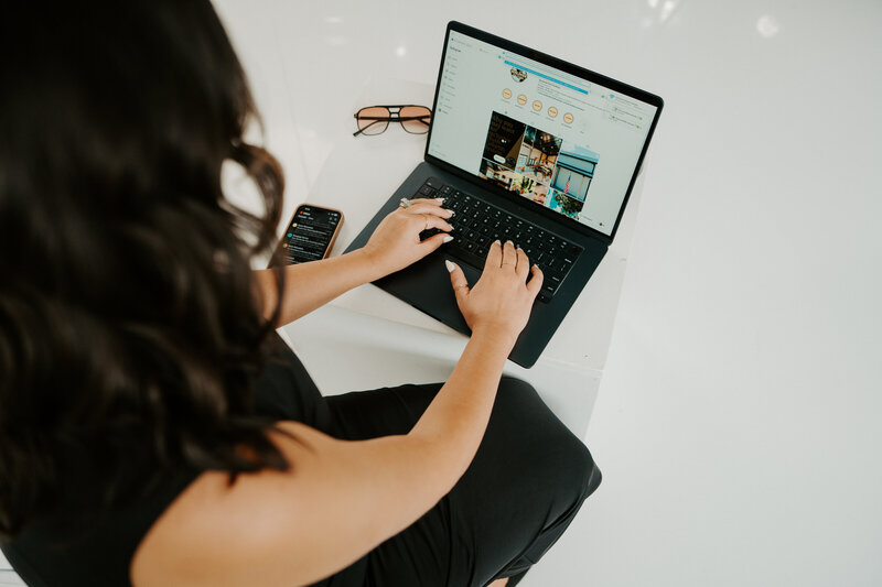 Step-by-step marketing system for online coaches to go from chaos to clarity to cash with The Slate Method