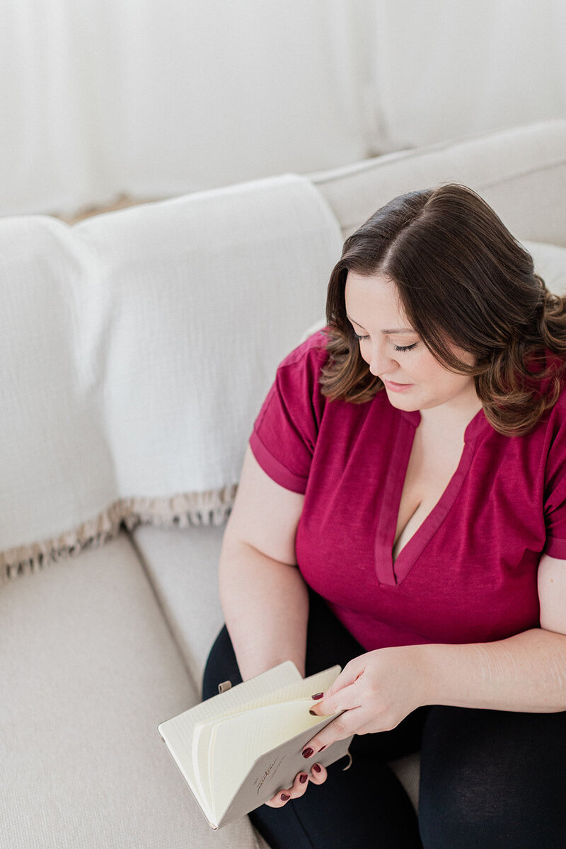 Sarah Shuttle Luxury Brand
Designer for premium brands
across US, Australia, Europe & UK, reading a book.