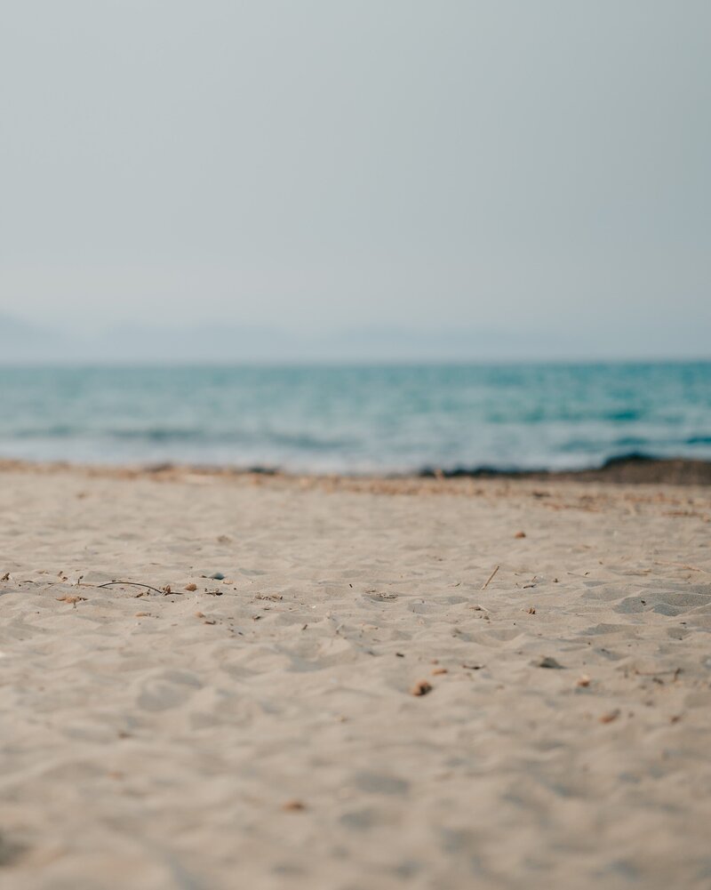 Strand mit verschwommenem Meer im Hintergrund