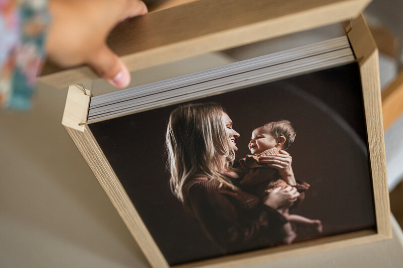 Nog een detail shot van een exclusieve fotobox, handgemaakt en ontworpen als luxe bewaarproduct voor foto’s – onderdeel van de collectie van Juliette Fotografie.