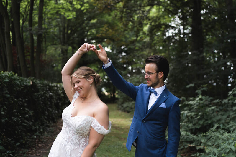 dansen-bruidspaar-trouwdag-fakkelfotografie