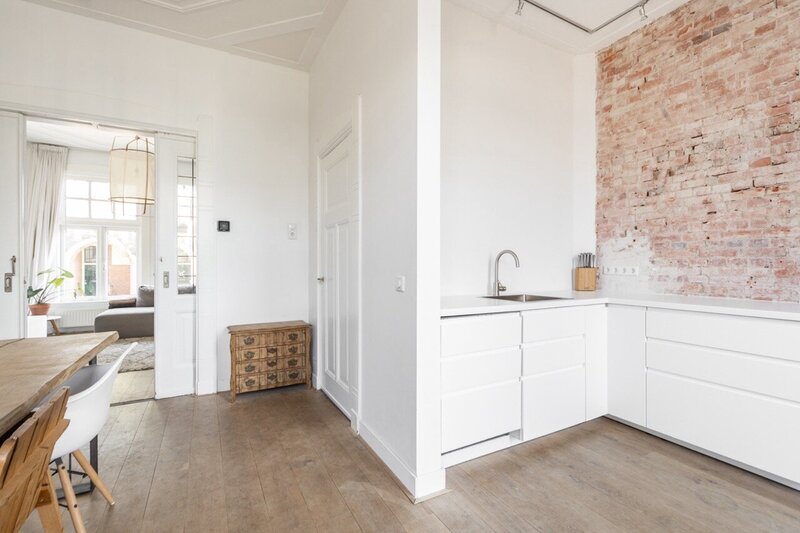 witte keuken stenenmuur