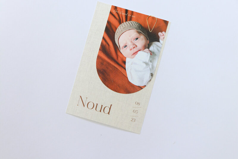 Enkel-geboortekaartje-Noud-linnenlook-met-rond-label-en-paperclip-3