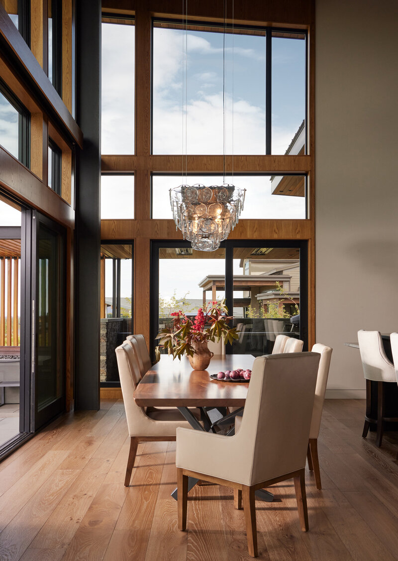 mountain-modern-dining-room-tall-room-crystal-chandelier