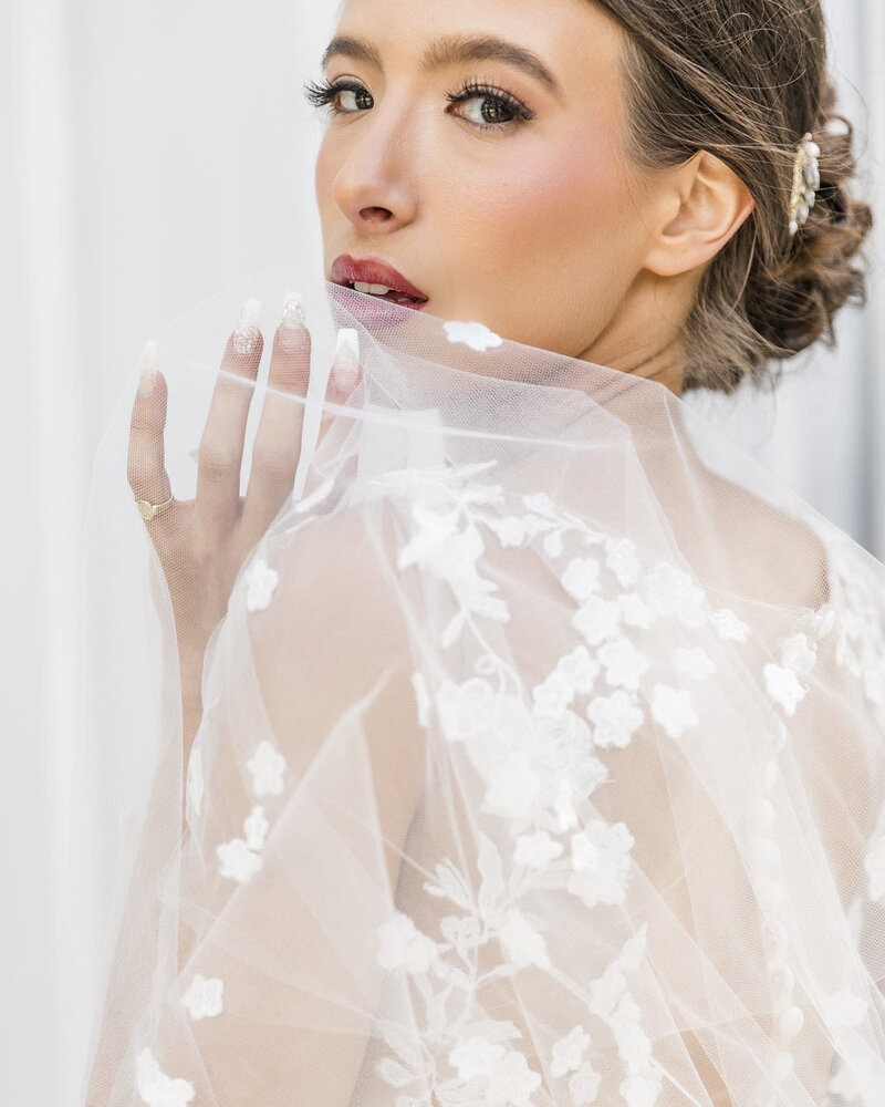 Bride with veil and classic makeup