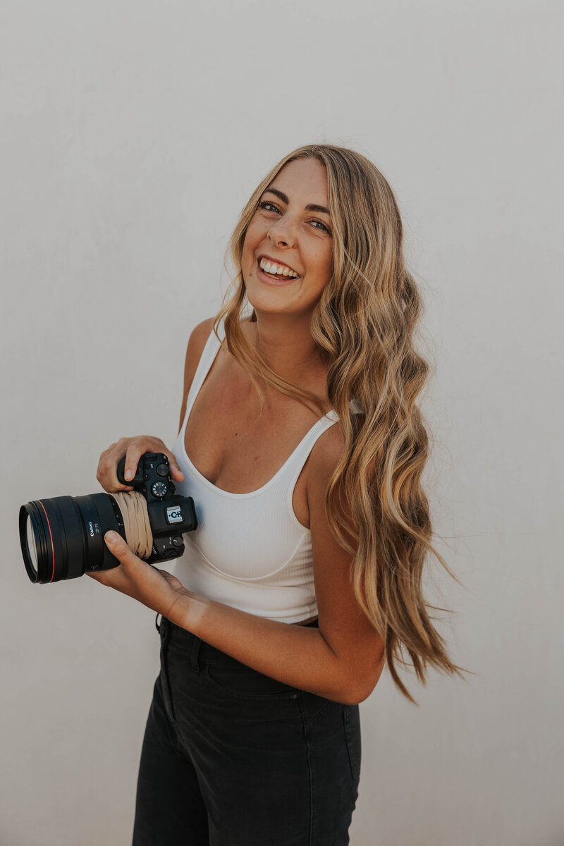 Cassie Beth Photography is a Hawai'i and destination wedding photographer. Cassie Beth Photography focuses on genuine moments, making her clients feel relaxed, and capturing the intimate moments.
