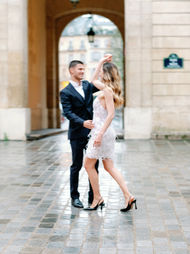 Couple devant la porte, architecture, St Emilion, Aquitaine