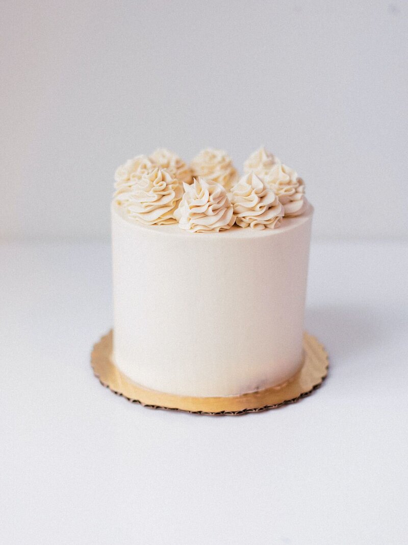 Smooth Cake with Buttercream Swirls