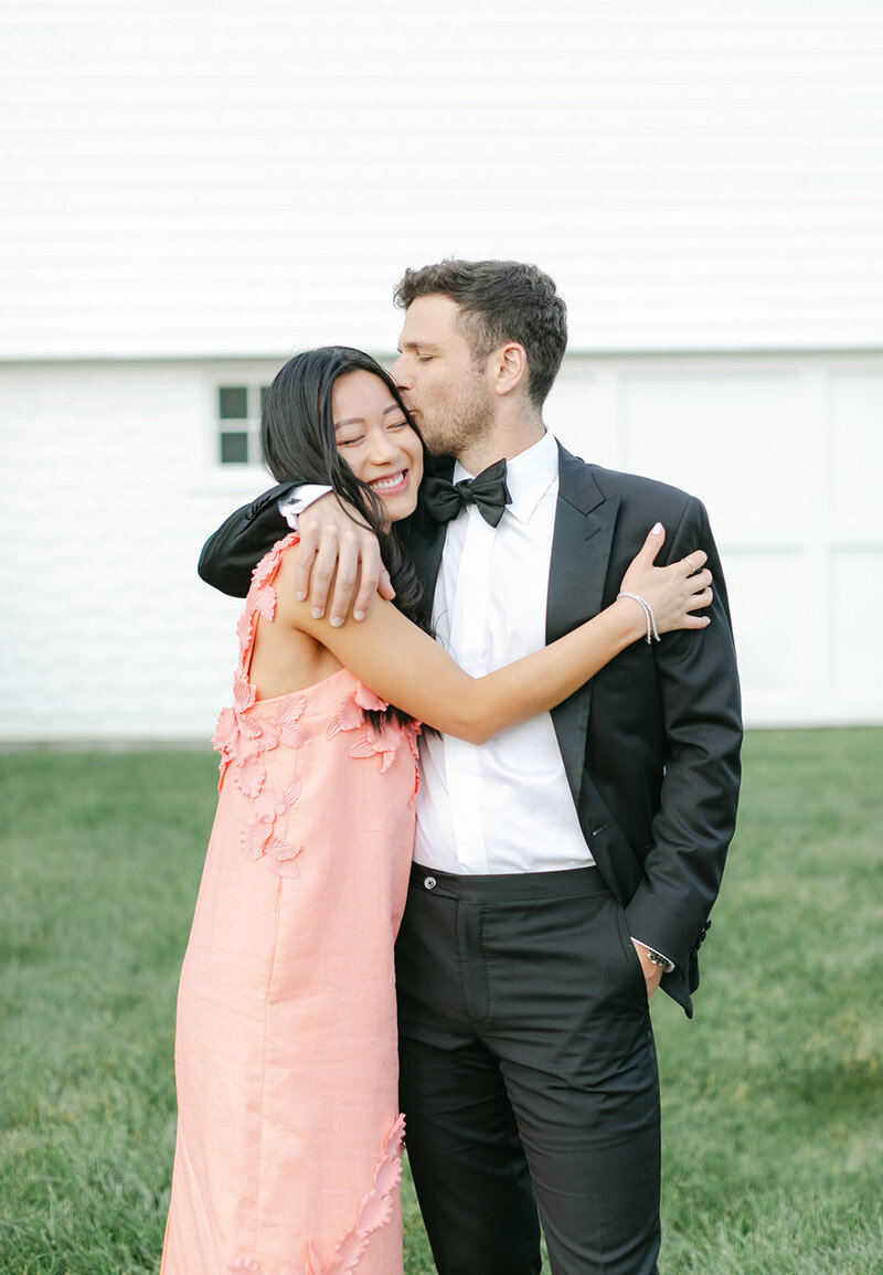 guests-kissing-cocktail-hour