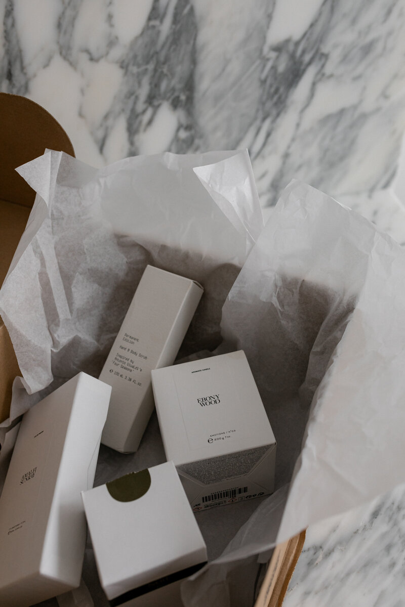 kaboompics_unboxing-beauty-products-in-a-ugc-aesthetic-elegant-skincare-packaging-with-textured-wrapping-34718