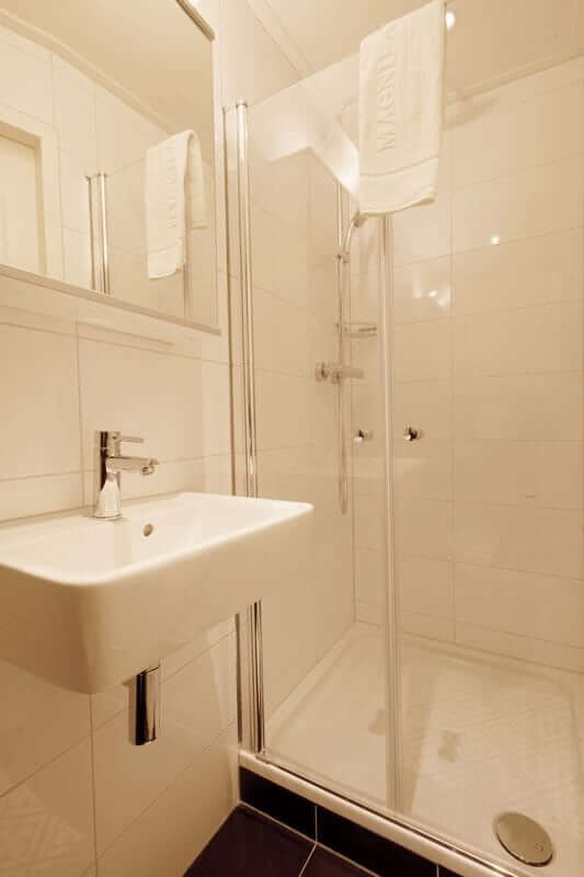 Magnifique_3_cabin_upper_deck_suite_bathroom_2