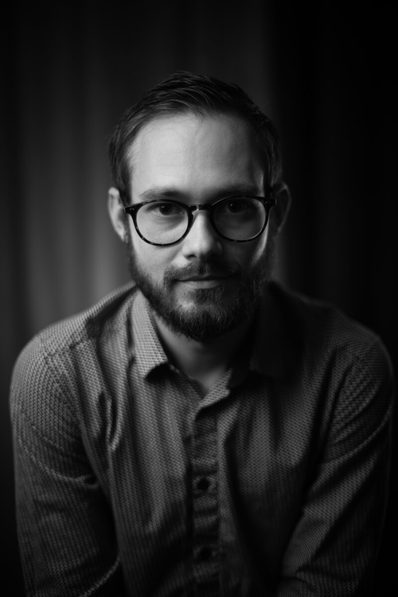 portrait-homme-studio-noir-blanc-3