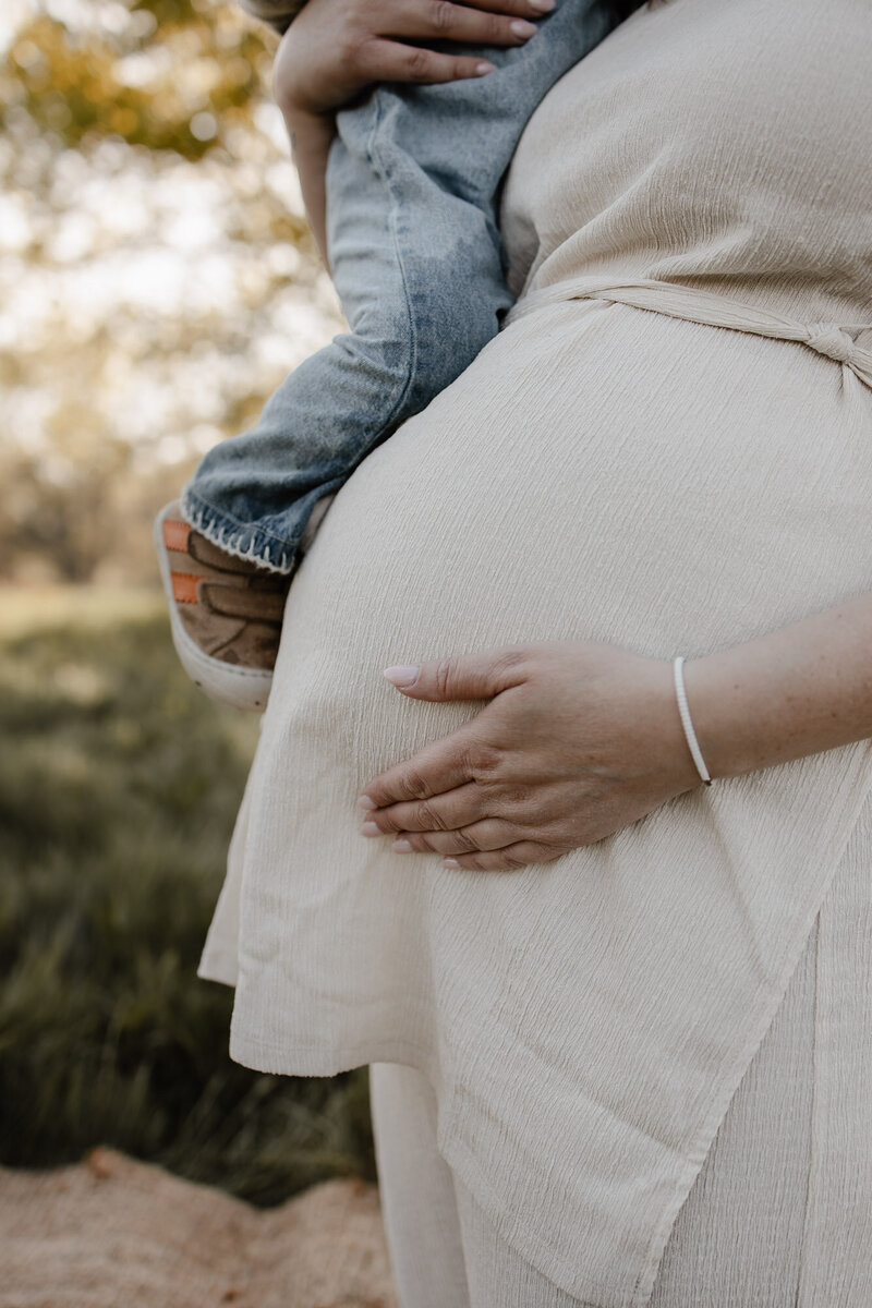 zwangere vrouw in de natuur tijdens zwangerschapsfotoshoot te Bonheiden.