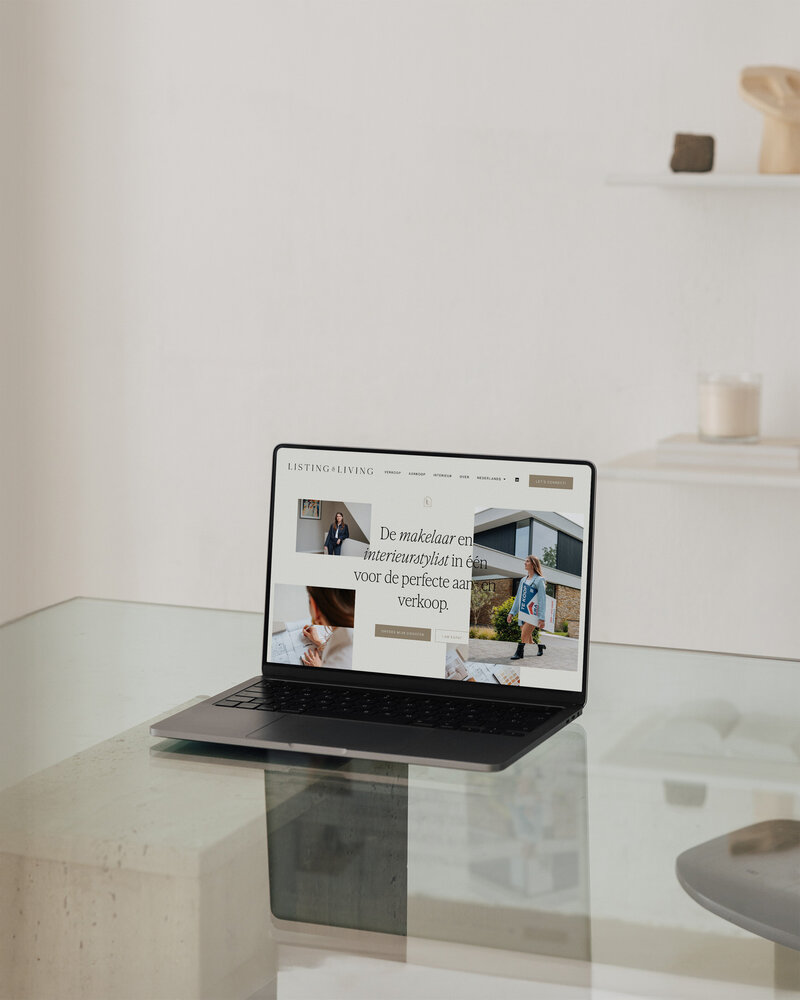 Listing & Living website getoond op laptop, geplaatst op glazen tafel in moderne setting