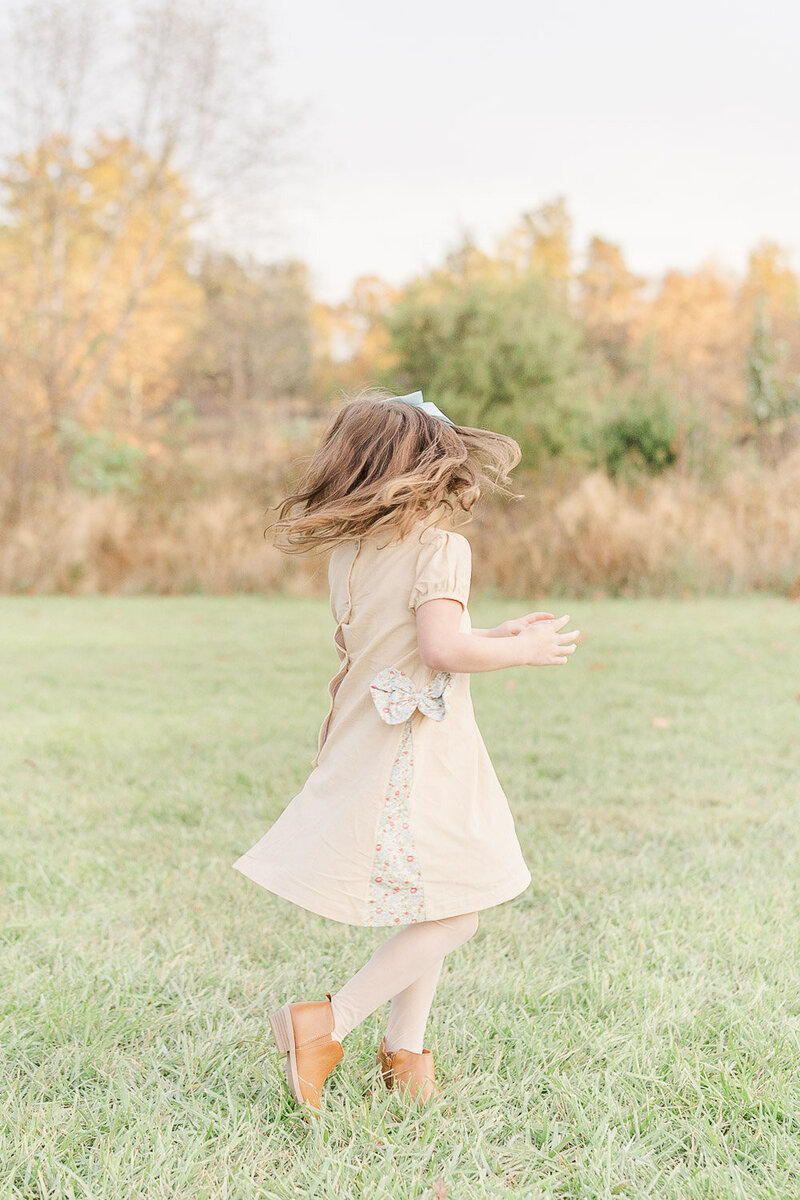 big sister twirling during NoVa fall minis