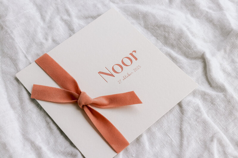 Letterpress-geboortekaartje-Noor-met-fluweel-lint-2