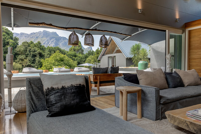 10 MN Living Room with Outside view