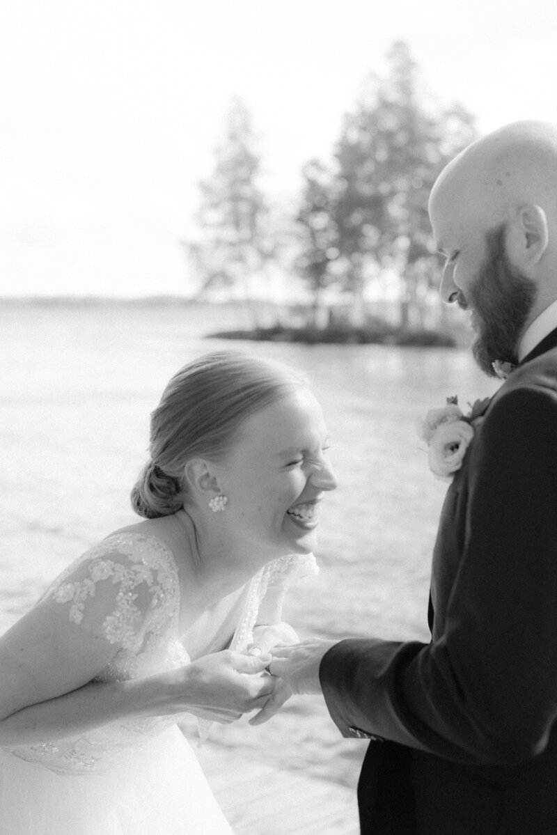 Hääpari vaihtaa sormukset vihkitilaisuudessa