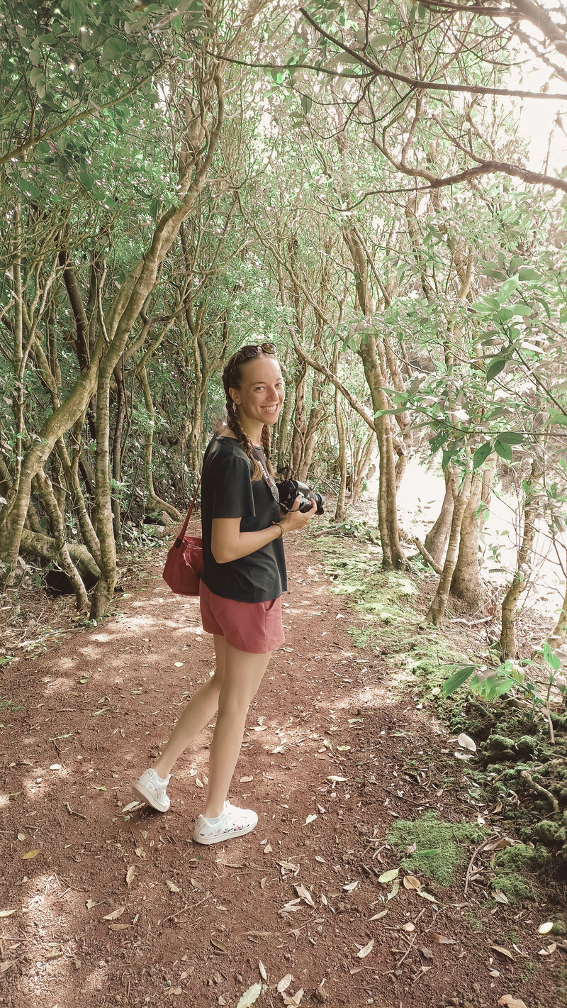 Camille, de Vinaka Voyage, travel planner - organisatrice de voyages de noces sur-mesure, sur un chemin de l'île de Pico, aux Açores