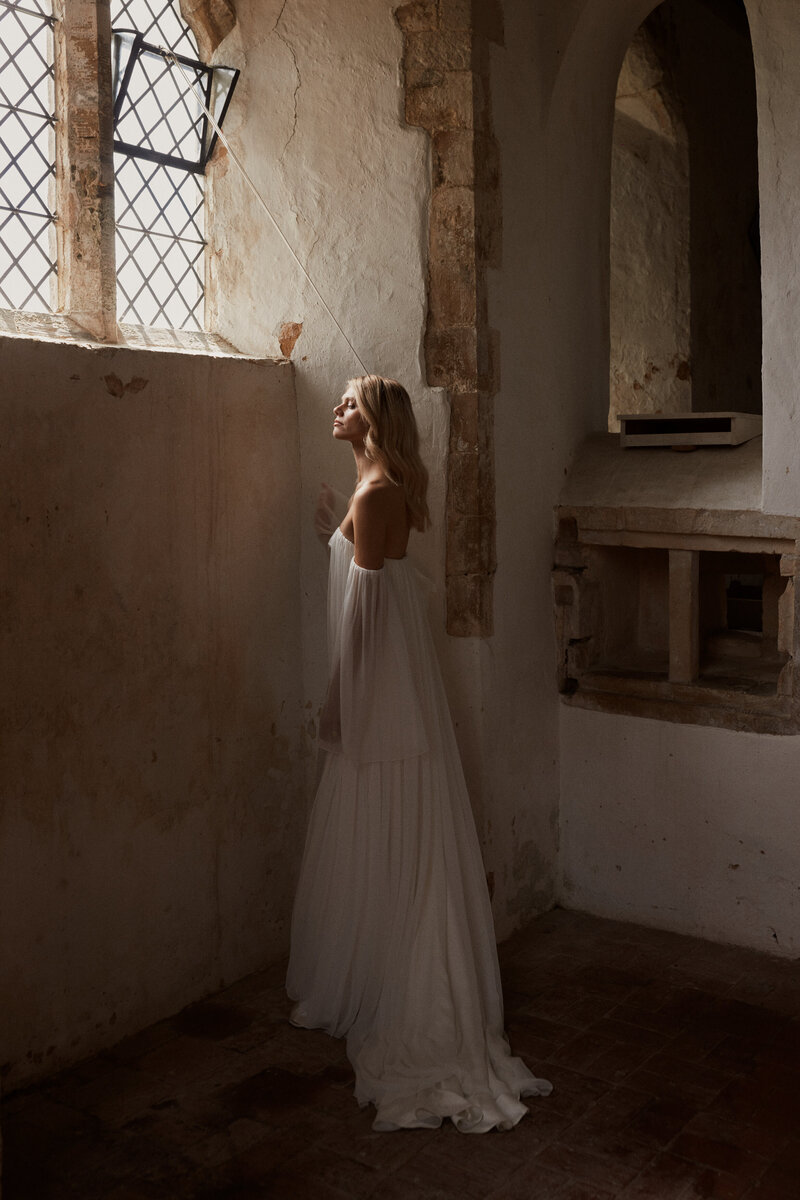 Long silk sleeve wedding dress, detachable sleeves, worn by bride