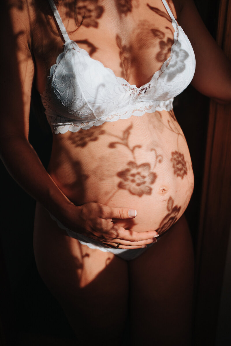 belly-pregnant-woman-with-shadow-some-flowers