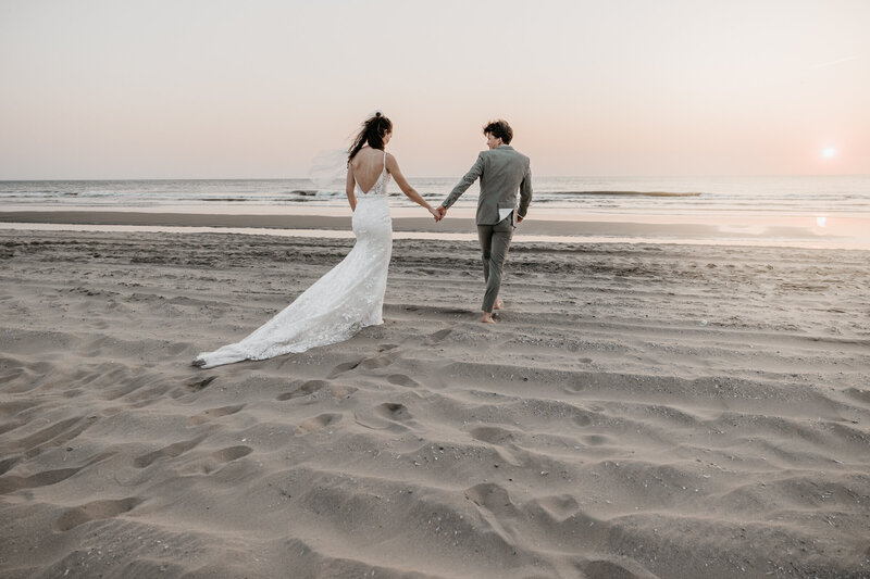 bruidspaar op het strand