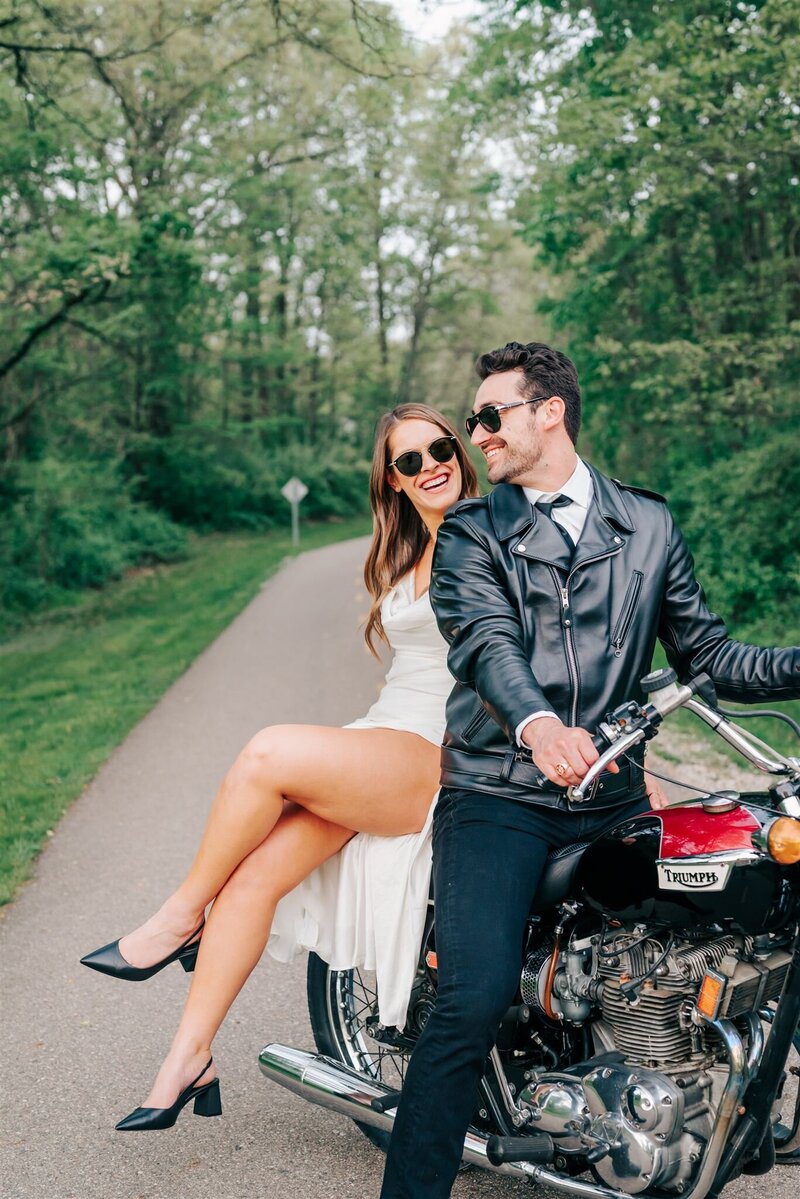 MICHIGAN-WEDDING-PHOTOGRAPHER-KENSINGTON-METROPARK-ENGAGEMENT-SESSION-CAPTURED-BY-KELSEY-DF-70_websize
