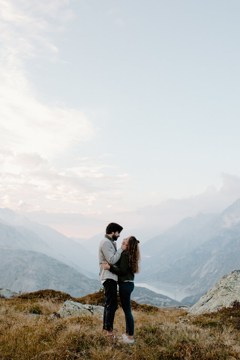 Paar auf dem Grimselpass beim Fotoshooting zum Sonnenuntergang
