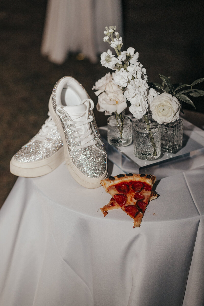 reception details at hilton head wedding with pizza