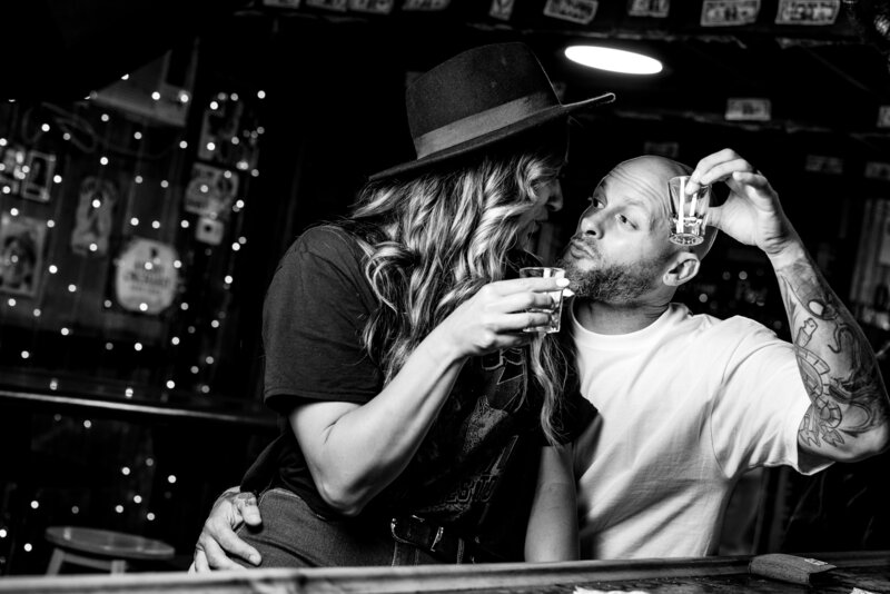 drinks-bar-portrait-couple-lifestyle-coeur-dalene-engagement