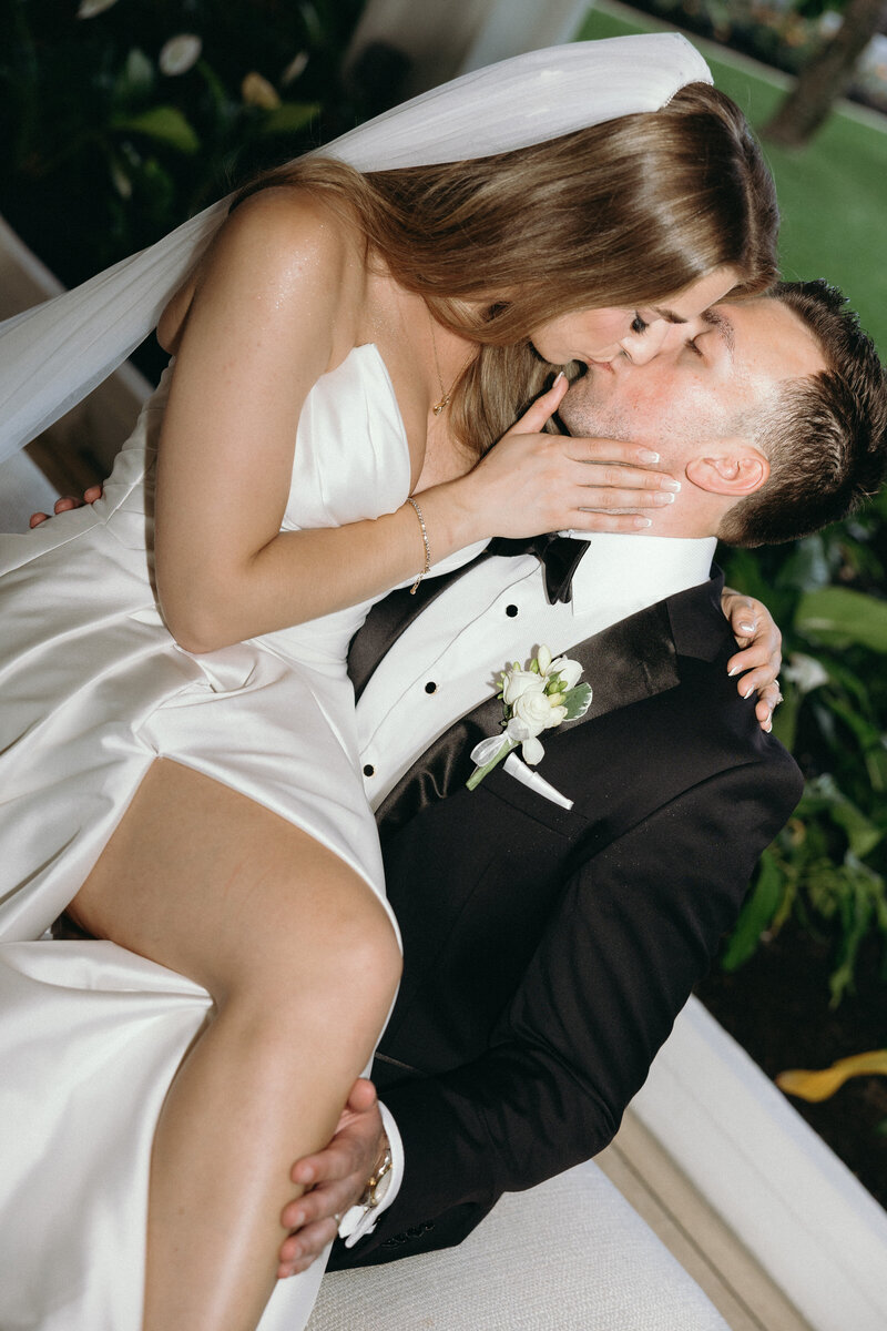 Sunset kiss during golden hour portraits at Lanikohunua