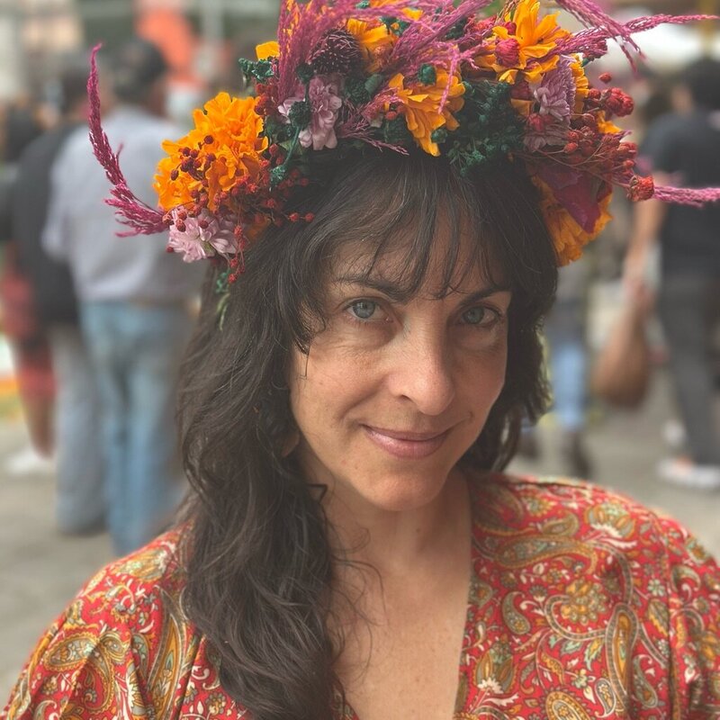 Nicole Frazier, art therapy instructor in San Miguel De Allende, guiding mandala-based art therapy sessions that support emotional healing, creativity, and mindfulness through EnForma.