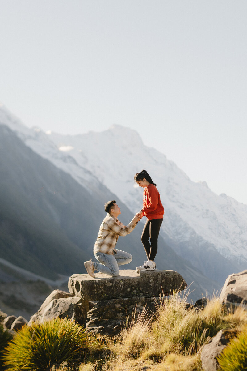 man-proposing-to-woman-in-mountains