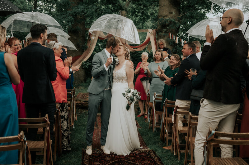 bruidsfotografie bij Hoeve Kindergoed in Ermelo foto's maken tijdens de regen ceremonie