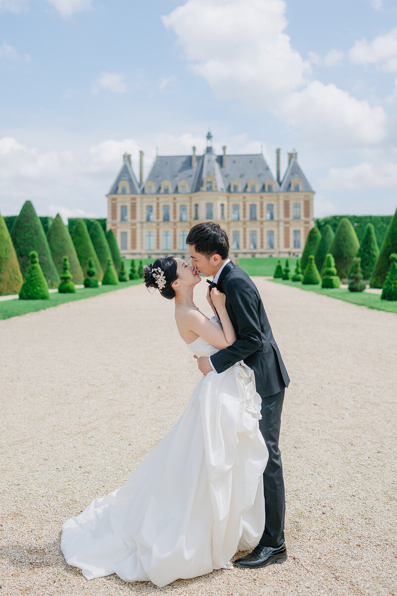 Morgane Ball Photographer pre wedding Paris photoshoot french chateau des sceaux french garden kiss bride groom