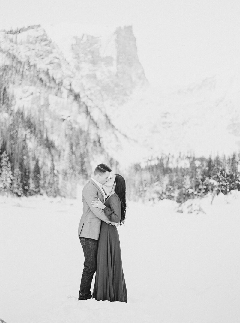 Rocky-Mountain-National-Park-Winter-Engagement-Taylor-Nicole-Photography-4