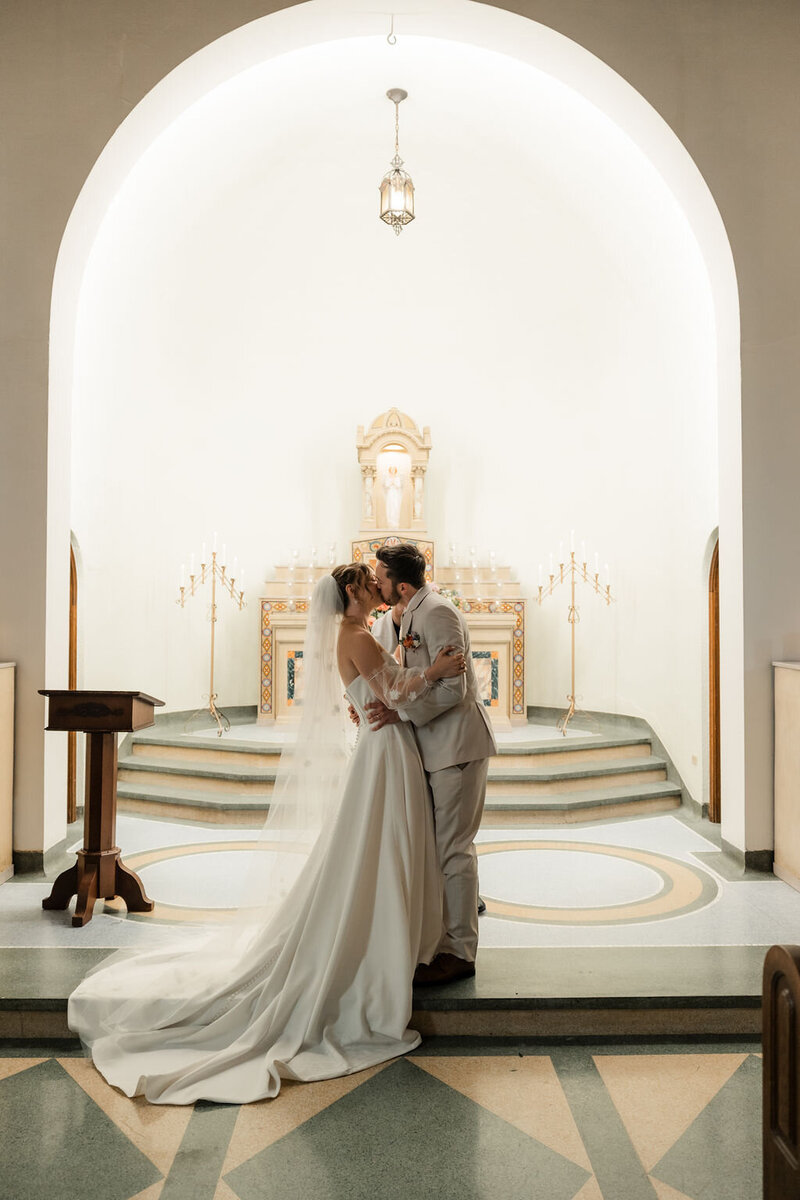 chapel-kiss-naz