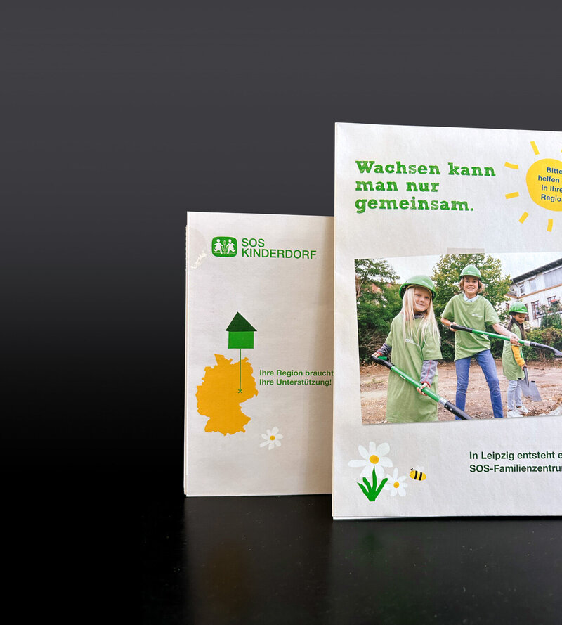 Vorderseite des Mailings für SOS-Kinderdorf – Printkommunikation im klaren, freundlichen Design von studio bretz.