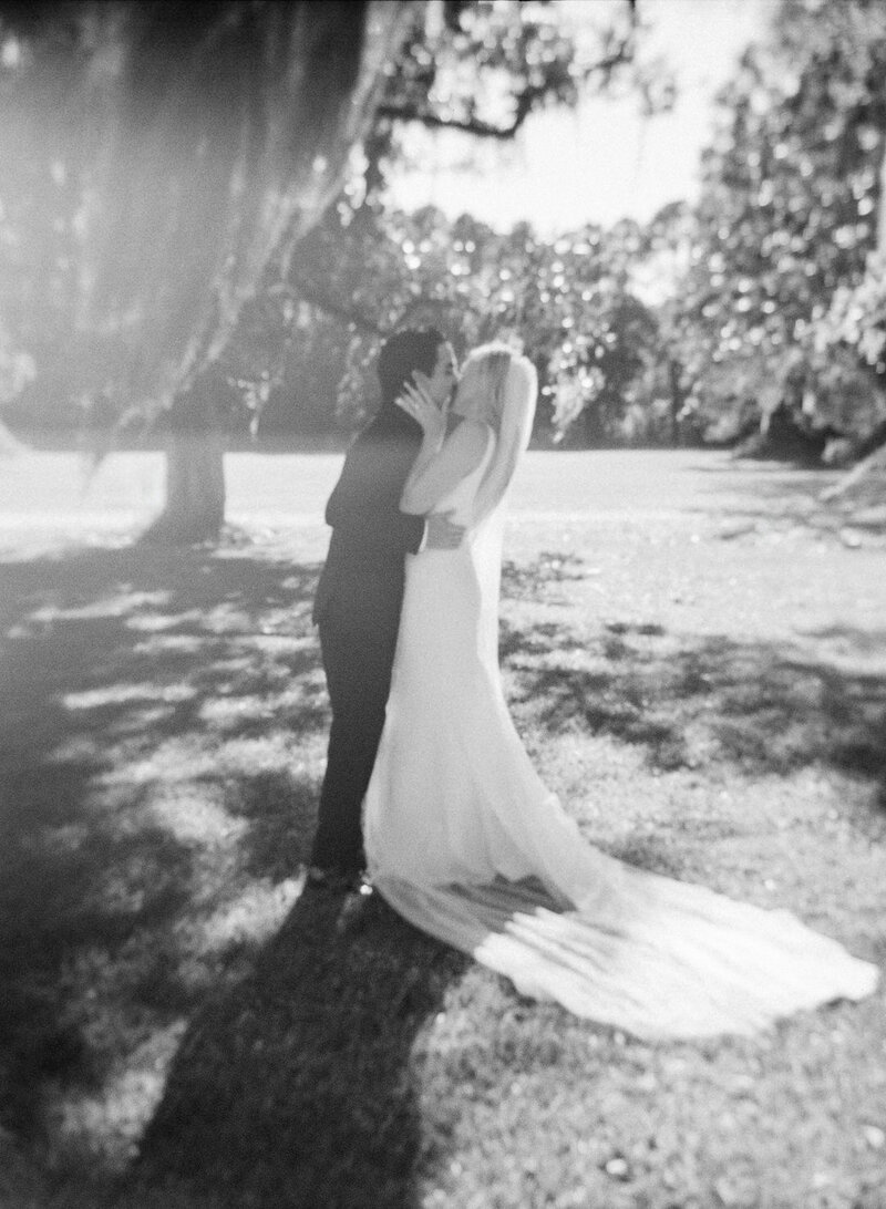 Bride-and-Groom-Kissing-Under-Spanish-Moss-Runnymede-Charleston-SC
