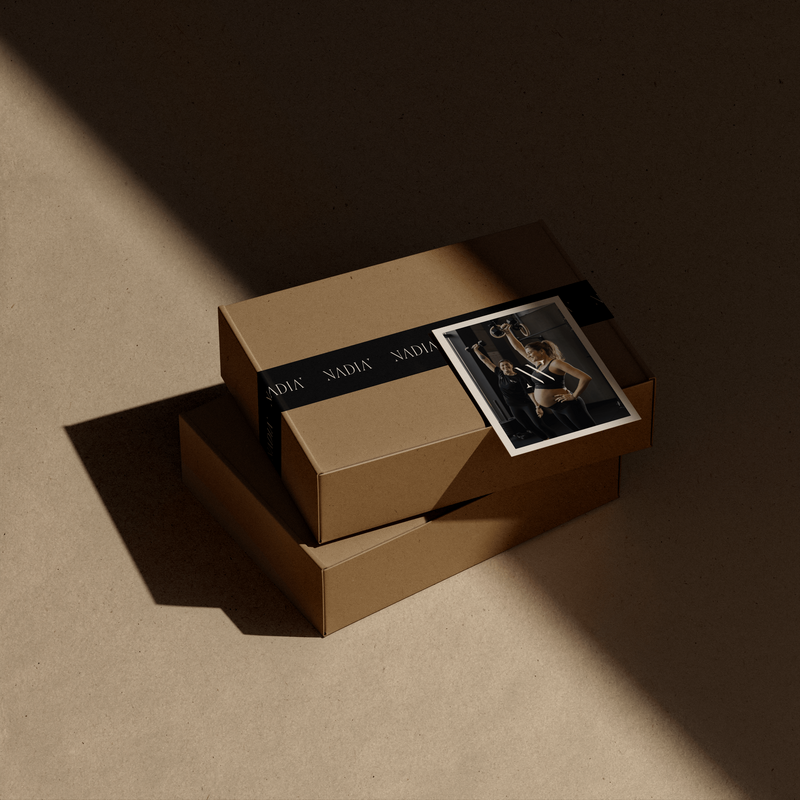 Atelier mae instgarm storie ontwerp op telefoon en logo bedrukt op envelope