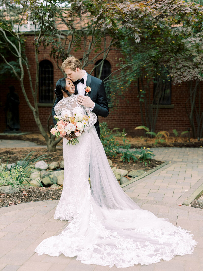 Shepherd's Hollow wedding bride and groom  with bridal party