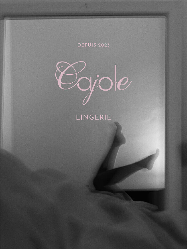 Maquette de présentation de l'identité visuelle de Cajole Lingerie, qui représente une ambiance confortable et féminine. L'image montre une paire de jambe avec le logo vertical de la marque.