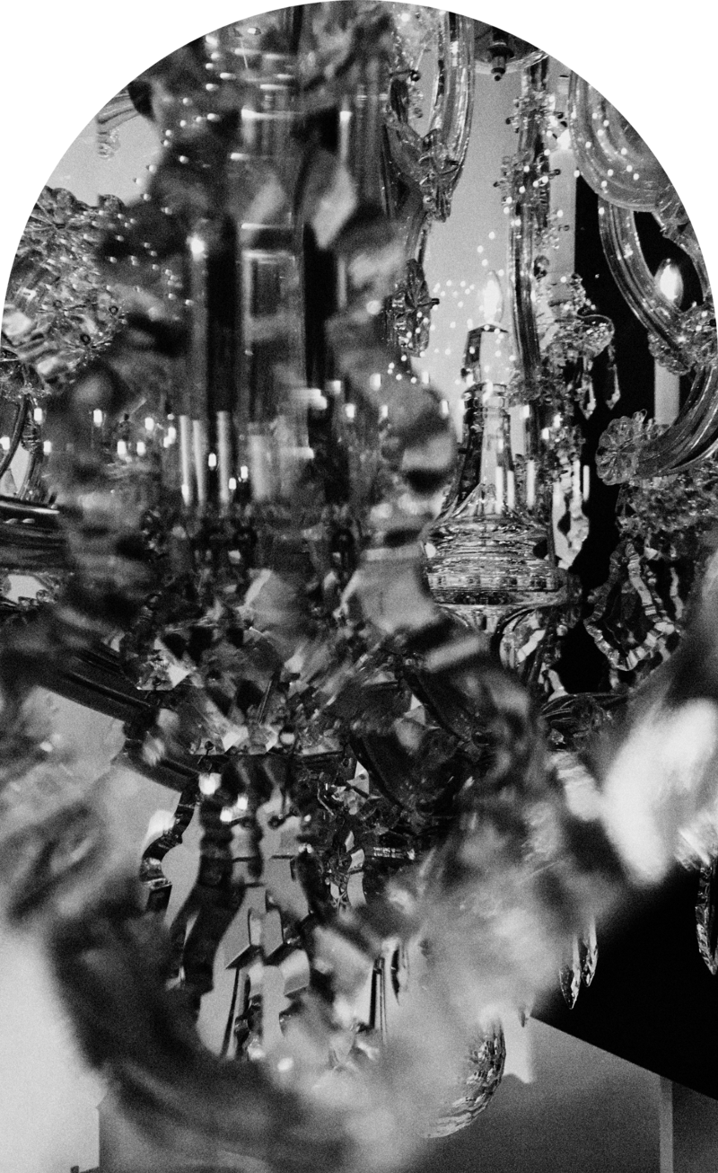 ein Kristall Kronleuchter in schwarz weiß abgebildet