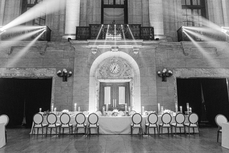 Réception de mariage, table d'honneur, Théâtre Saint-James, Montréal.