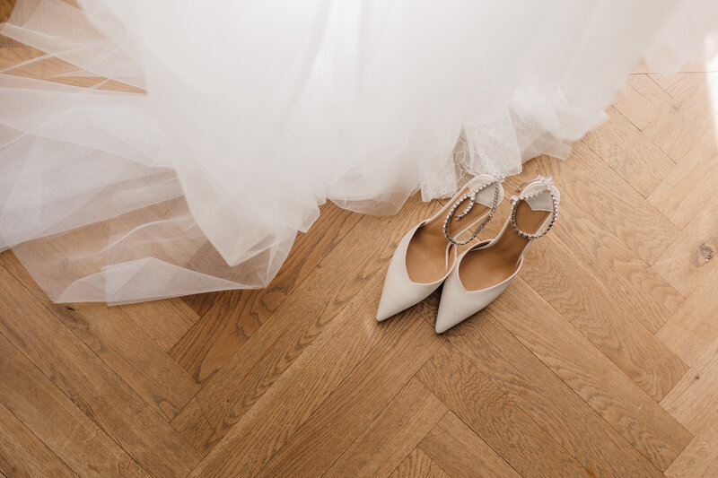 wedding-shoes-with-veil