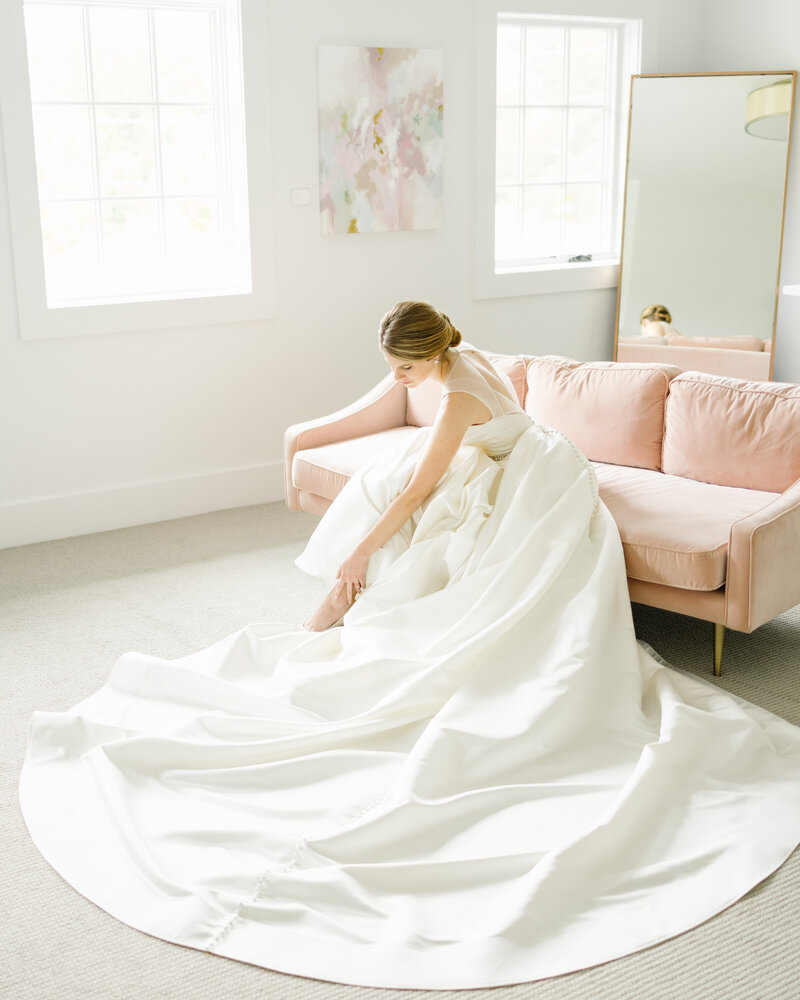 65 Hutton-house-minnesota-wedding-venue-bride-getting-ready-suite-dress