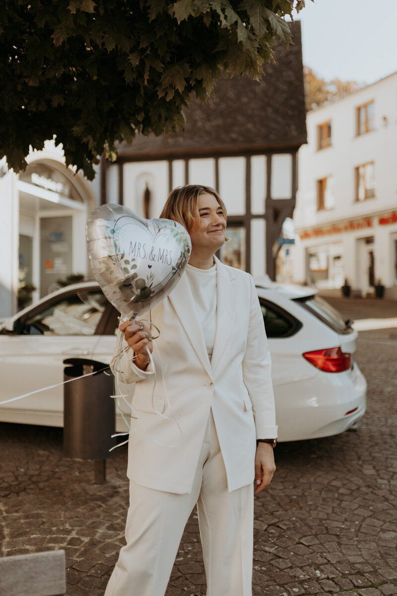 Braut hält Luftballon an Hochzeit in Linz