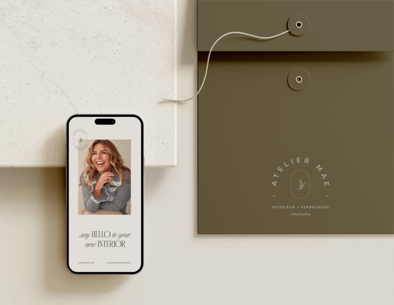 Atelier mae instgarm storie ontwerp op telefoon en logo bedrukt op envelope